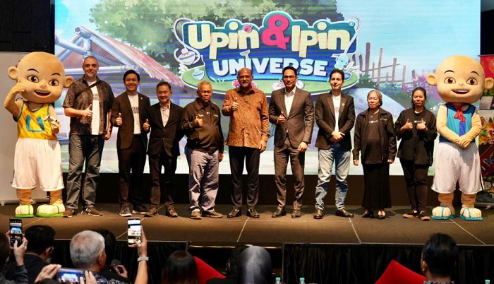 Burhanuddin Radzi (4th from left), co-founder and MD of Les’ Copaque Production, with Gobind Singh Deo (5th from left), Minister of Digital, along with other execs from Les’ Copaque and Streamline Studios. They are flanked by Upin (left) and Ipin (right).