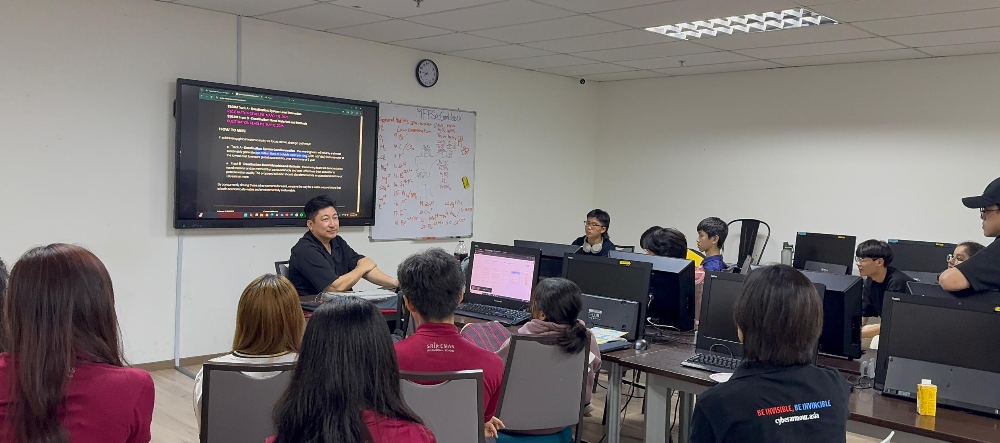 The students in one of their brainstorming sessions led by David Kim.