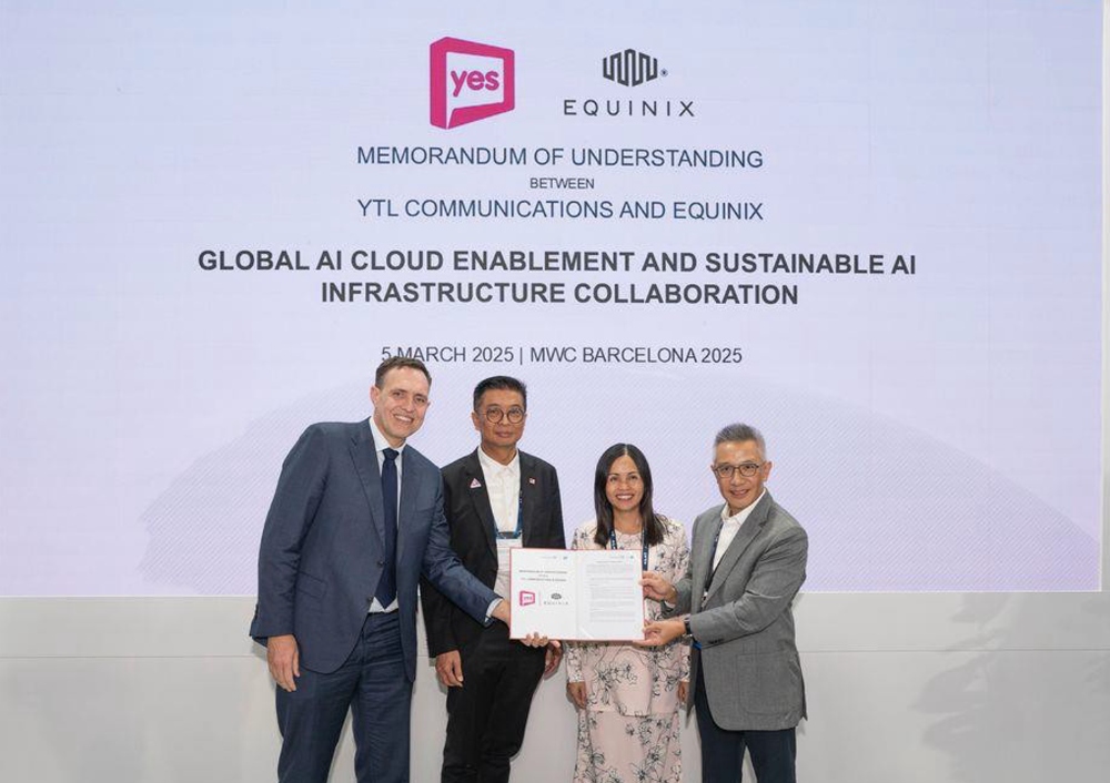 From left to right: Bruce Owen, president of Equinix EMEA; Dr. Chee Hong Leong, commission member of MCMC; Teo Nie Ching, deputy minister of Communications; Wing K. Lee, CEO of YTL Communications.