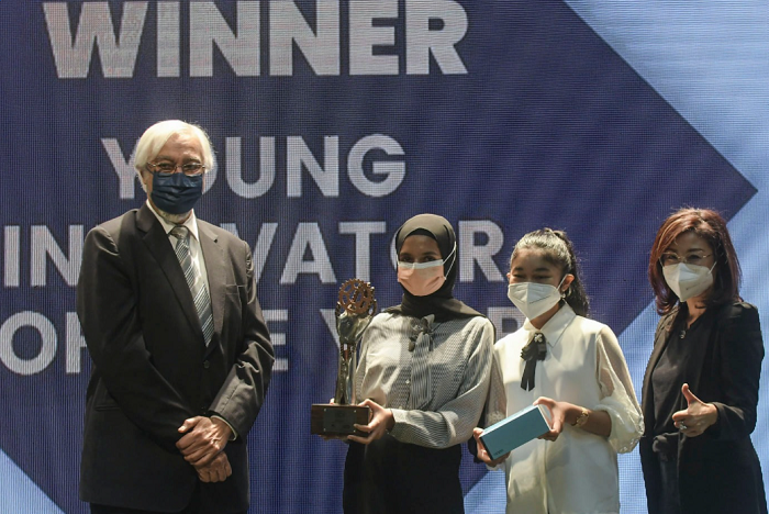 Nur Alya Qistina and Sarah Farhana from Team S.A.T as the Young Innovators winners.