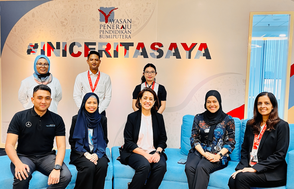 The airasia academy & Yayasan Peneraju team