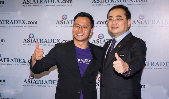 AsiaTradex.com cofounder and CEO Tan Chen Chiang (left) with Minister in the PM’s Dept Dr Wee Ka Siong.