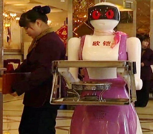 F&amp;B outlets experiment with drones and robots as waiters
