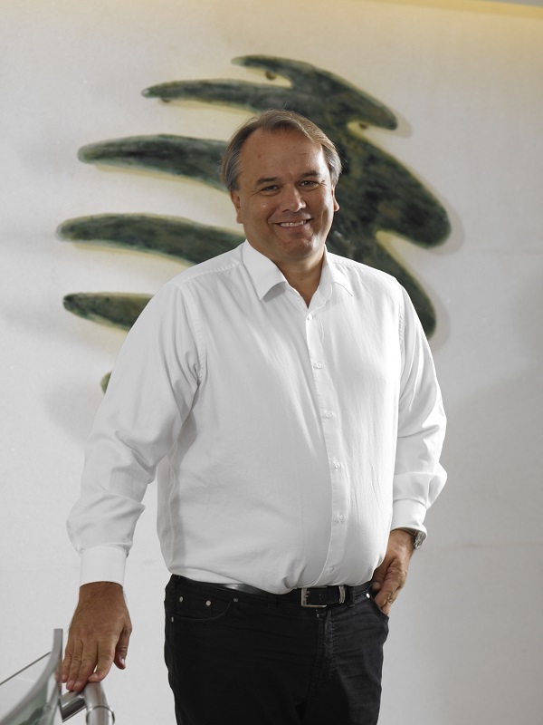 Maxis service revenue edges up, says well positioned for 2015