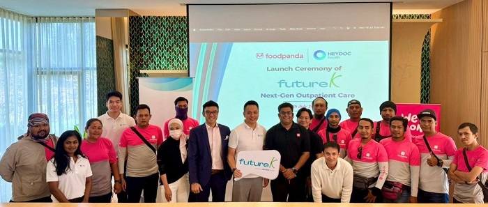 Dr Raymond Choy (centre, holding FutureK cut-out) and Shubham Saran, Operations Director of foodpanda Malaysia, with foodpanda riders and HeyDoc execs.