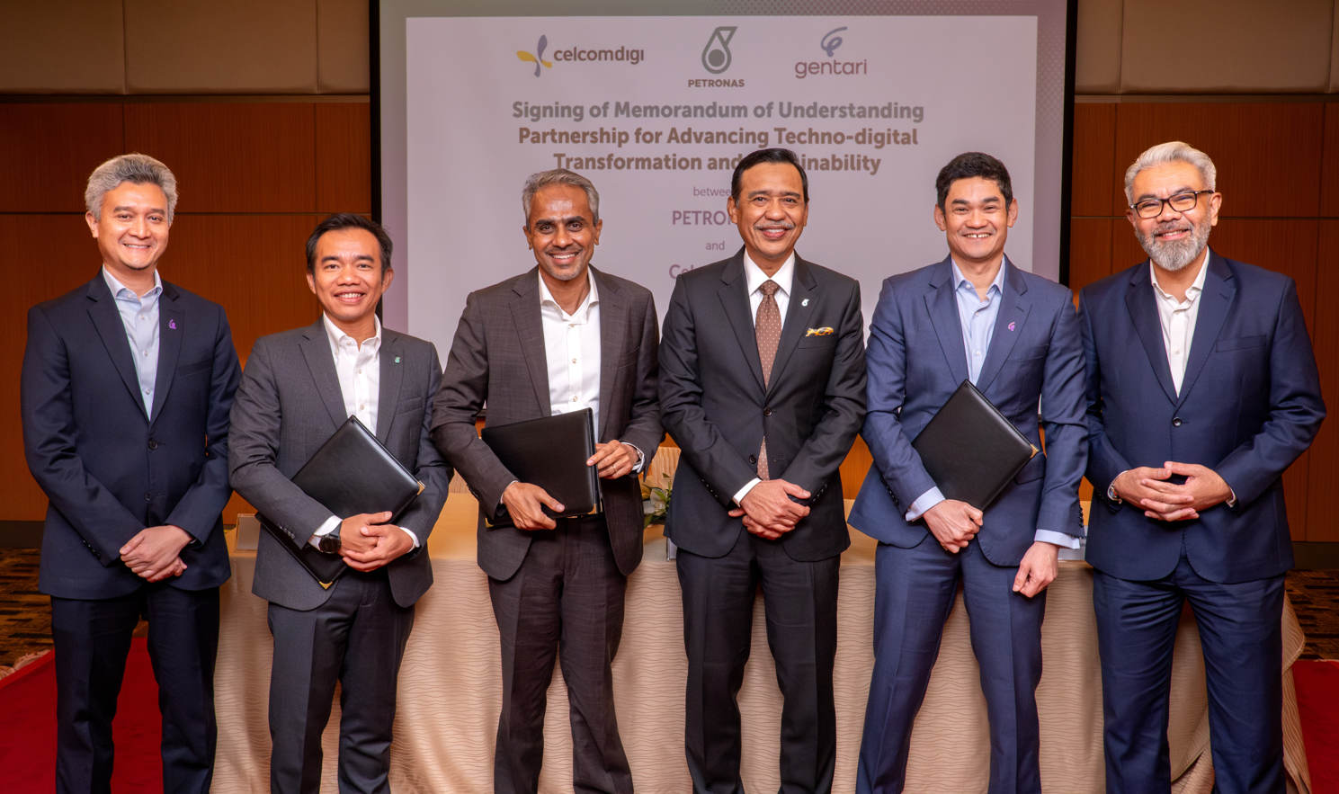 (From Left) Sy Malek Faisal Sy Mohamad, Gentari head of Renewables for Malaysia and SEA; Aadrin Azly, PETRONAS group technology and commercialisation vice president; Albern Murty, CelcomDigi’s Deputy CEO; Mohd Yusri Mohamed Yusof, PETRONAS Project Delivery and Technology senior vice president; Shah Yang Razalli, Gentari Deputy CEO; Afizulazha Abdullah, CelcomDigi’s chief enterprise business officer, at the MoU signing ceremony.